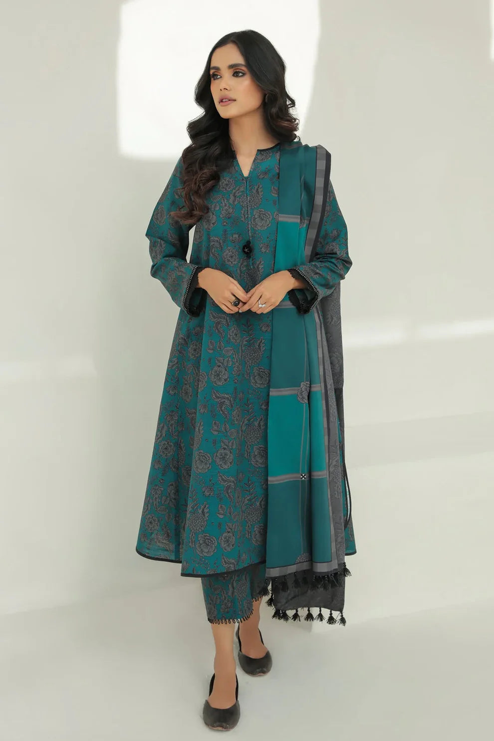 WINTER-3PC KHADDAR PRINTED SHIRT WITH KHADDAR PRINT DUPATTA AND PRINT TROUSER-2616